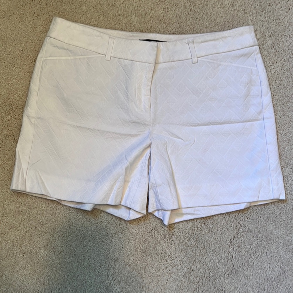 WHBM PATTERN WHITE SHORTS
